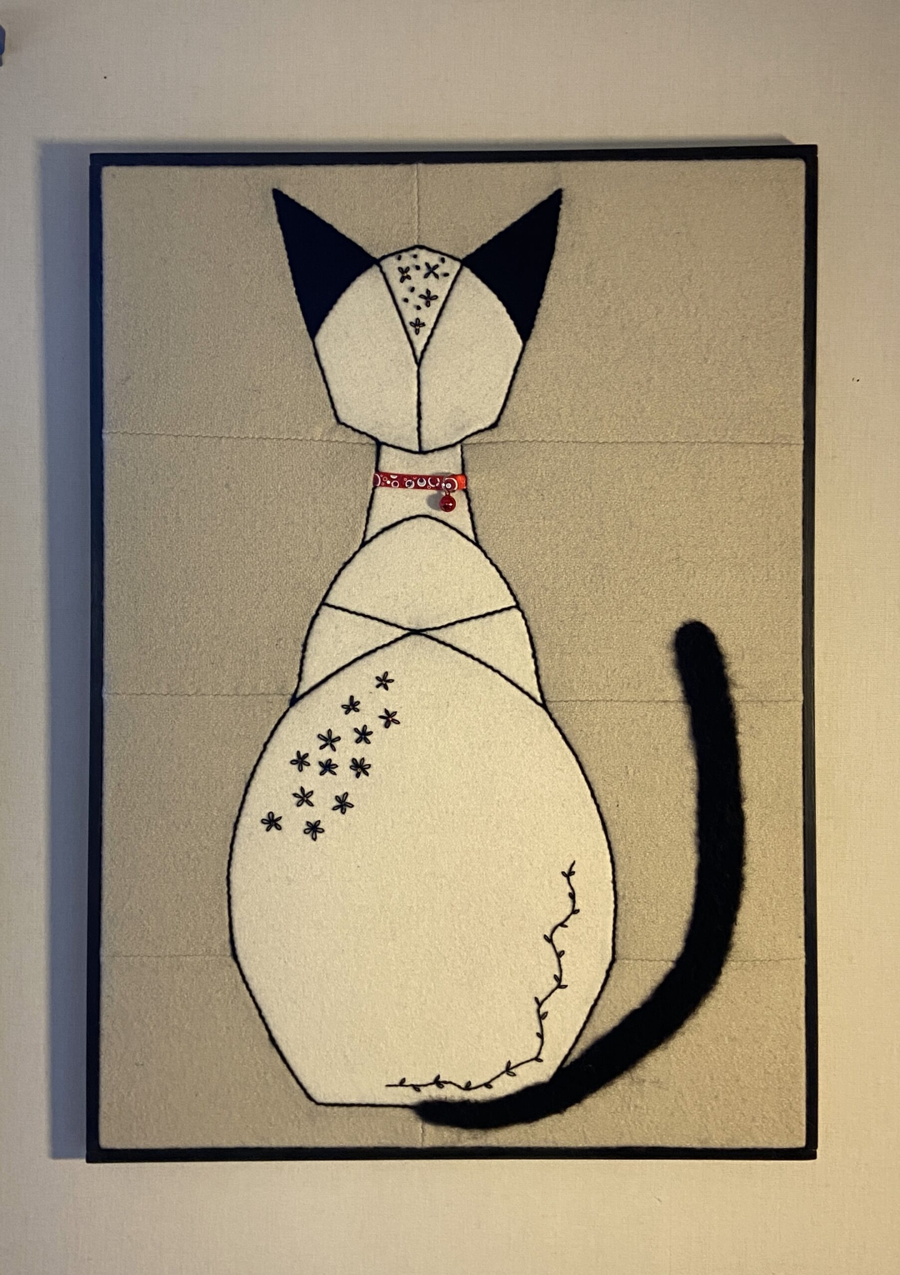 Vit katt sydd i skarvsöm